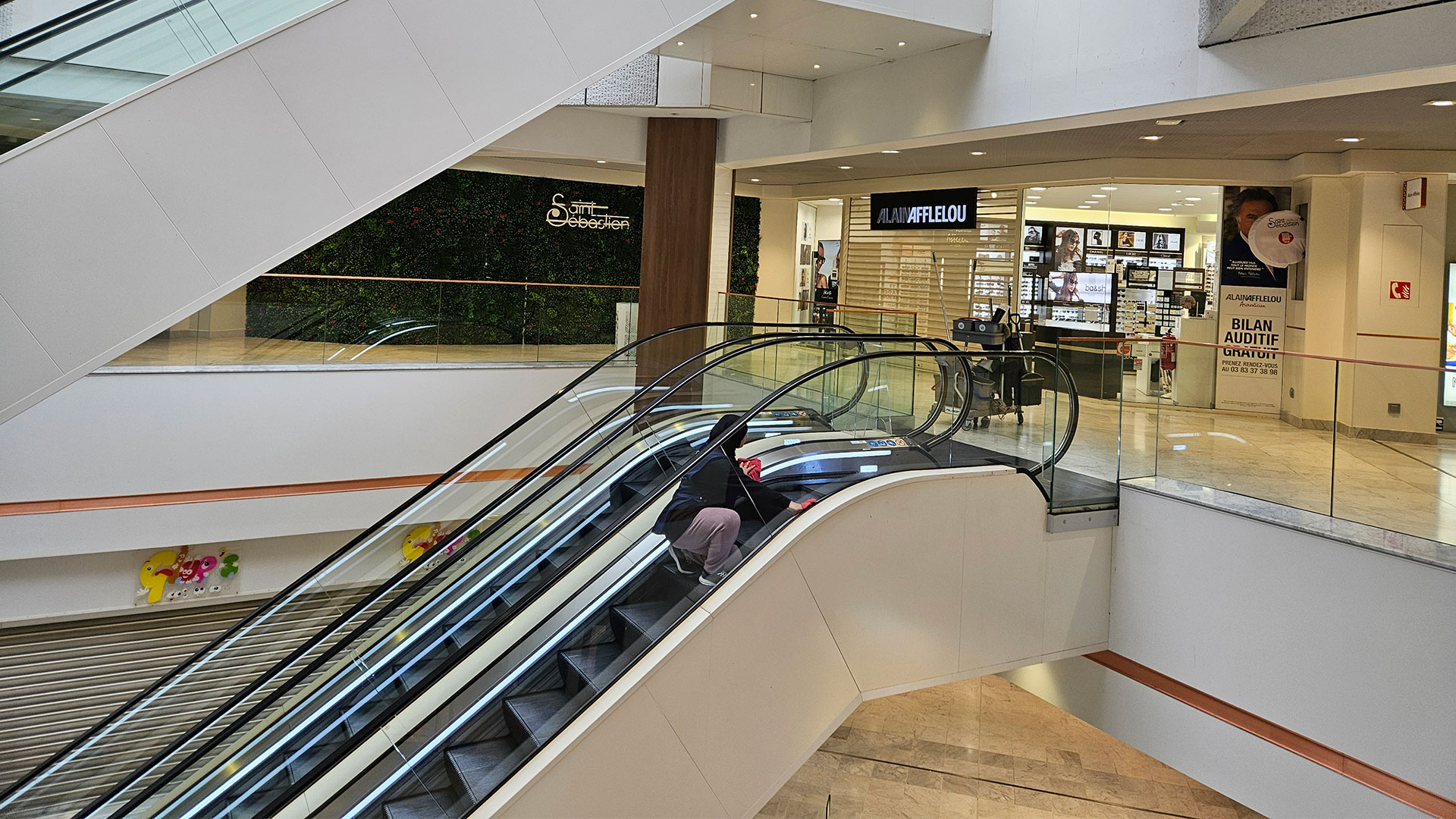 fiers-centre-commercial-saint-sebastien-4 nettoyage escalator centre commercial