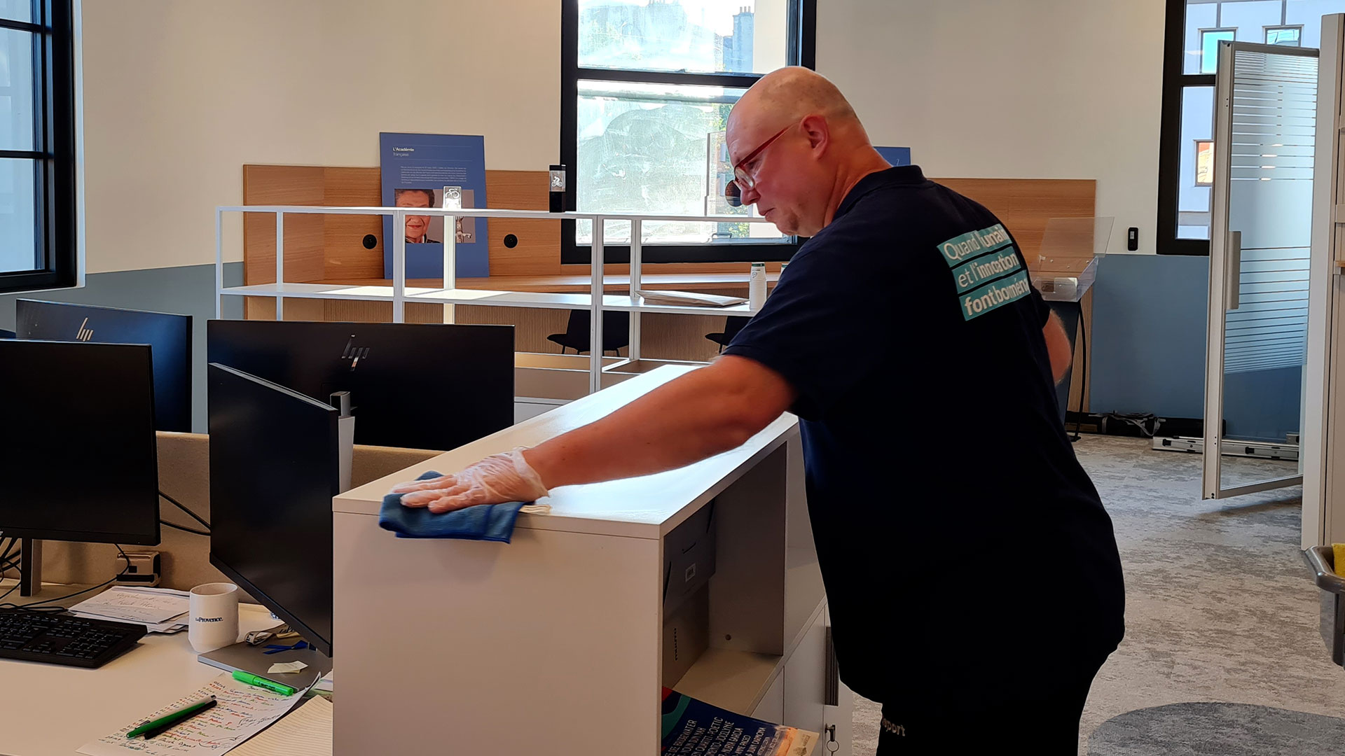 Nettoyage surfaces bureaux