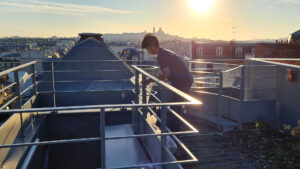 agent qui change une poubelle