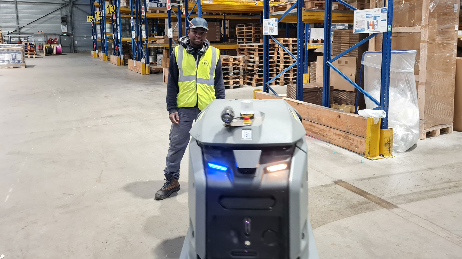 agent de nettoyage robot entrepôt