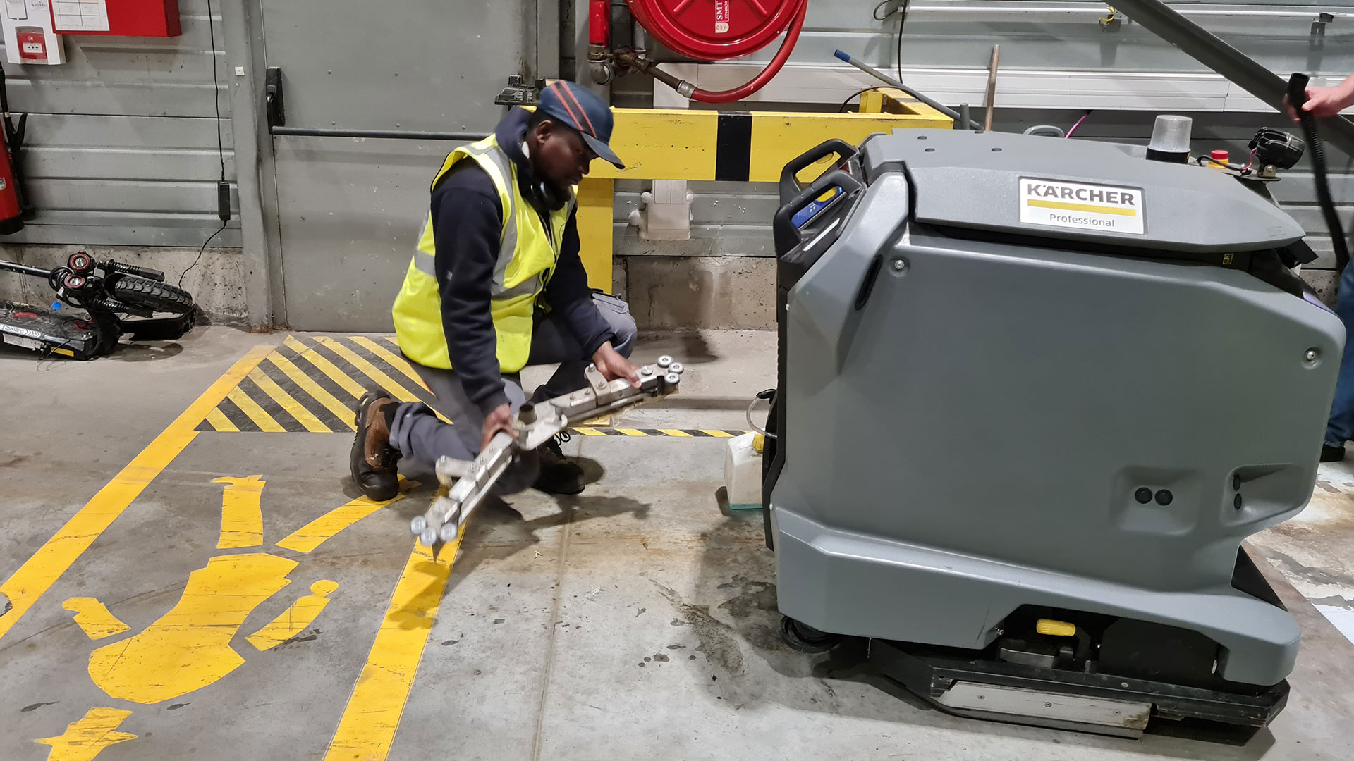 agent de nettoyage entretien robot entrepôt