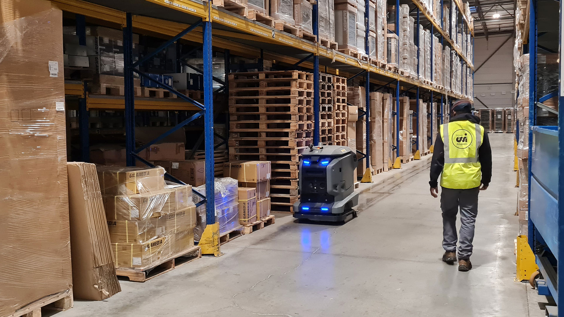 agent de nettoyage robot entrepôt entreprise télécommunication
