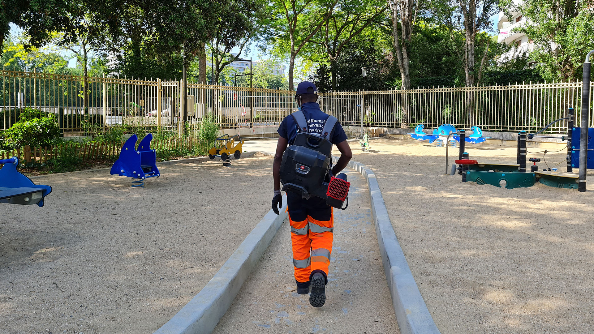 agent de nettoyage robot entrepôt