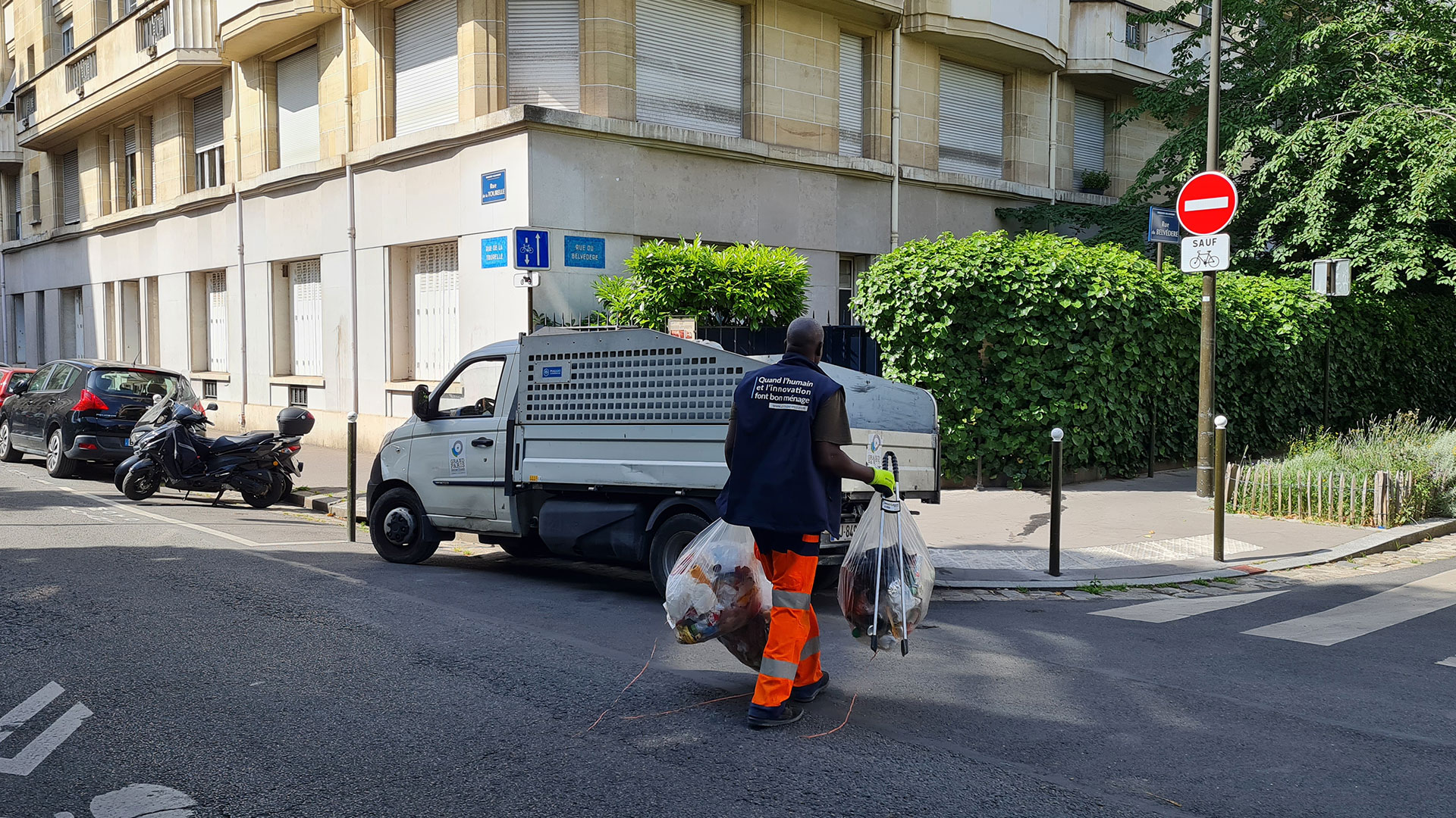 agent de nettoyage robot entrepôt