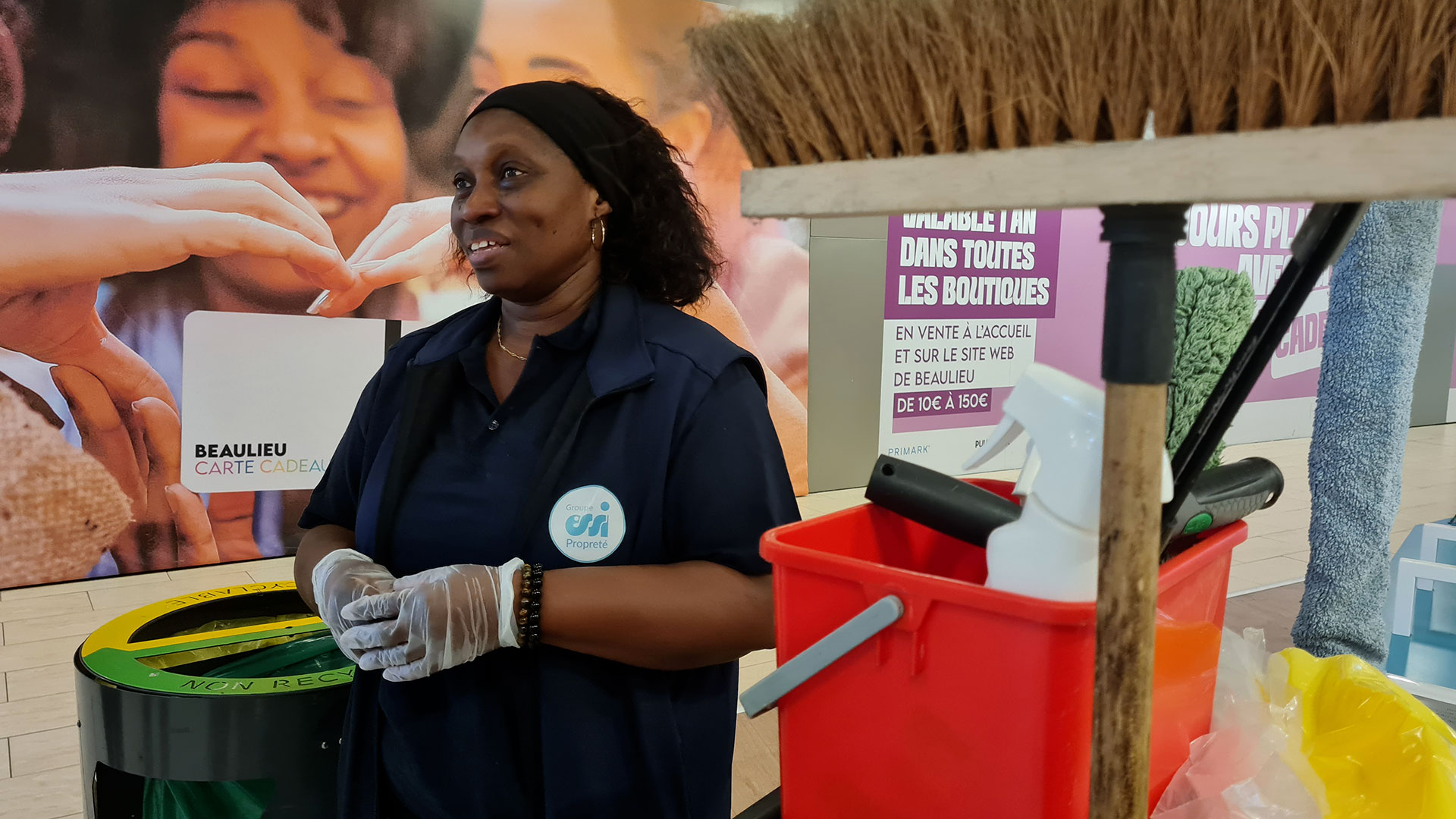 agent nettoyant une galerie commerciale